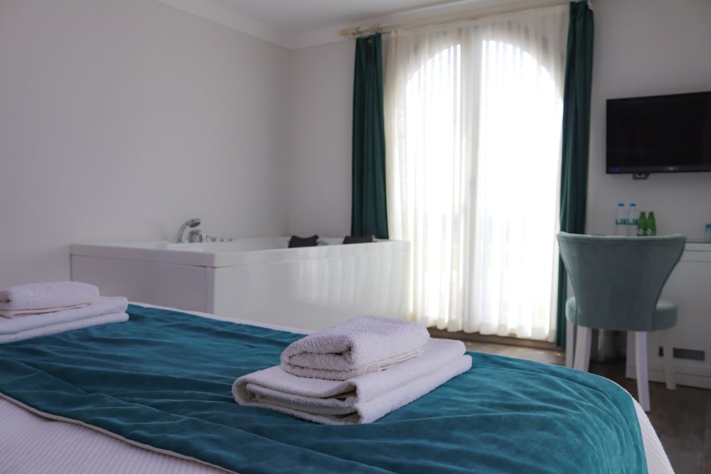 جناح حصري بسرير كوين بإطلالة جزئية على البحر، Cunda Rota Hotel 2/8