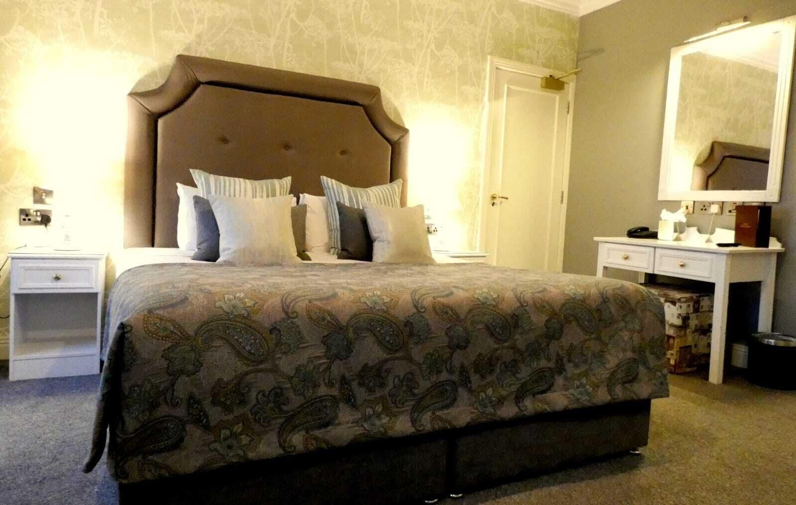ROOM, DOUBLE BED