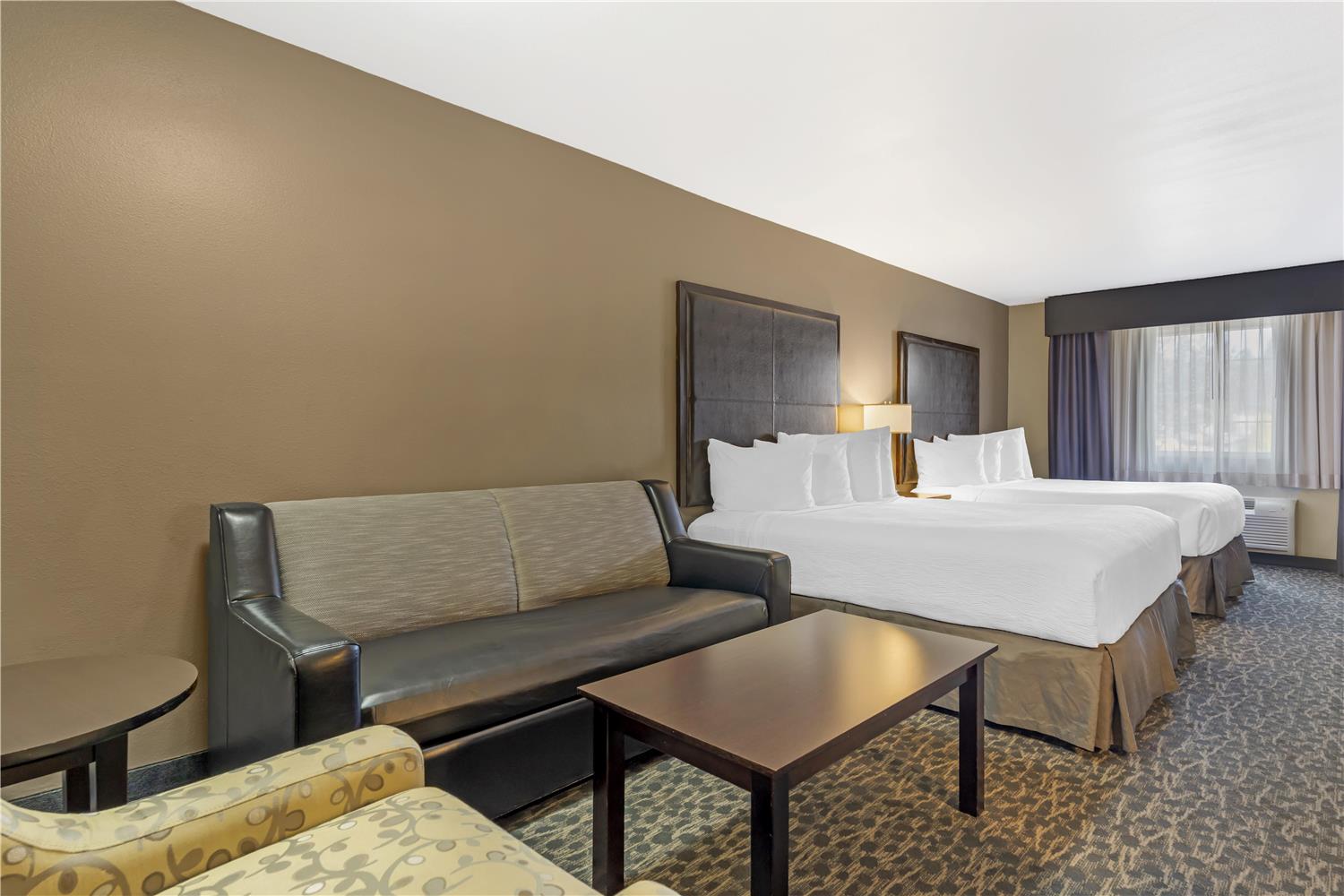 غرفة بسريرين كوين مع أريكة بحوض استحمام لذوي الإعاقة، Best Western Plus Aberdeen 3/4
