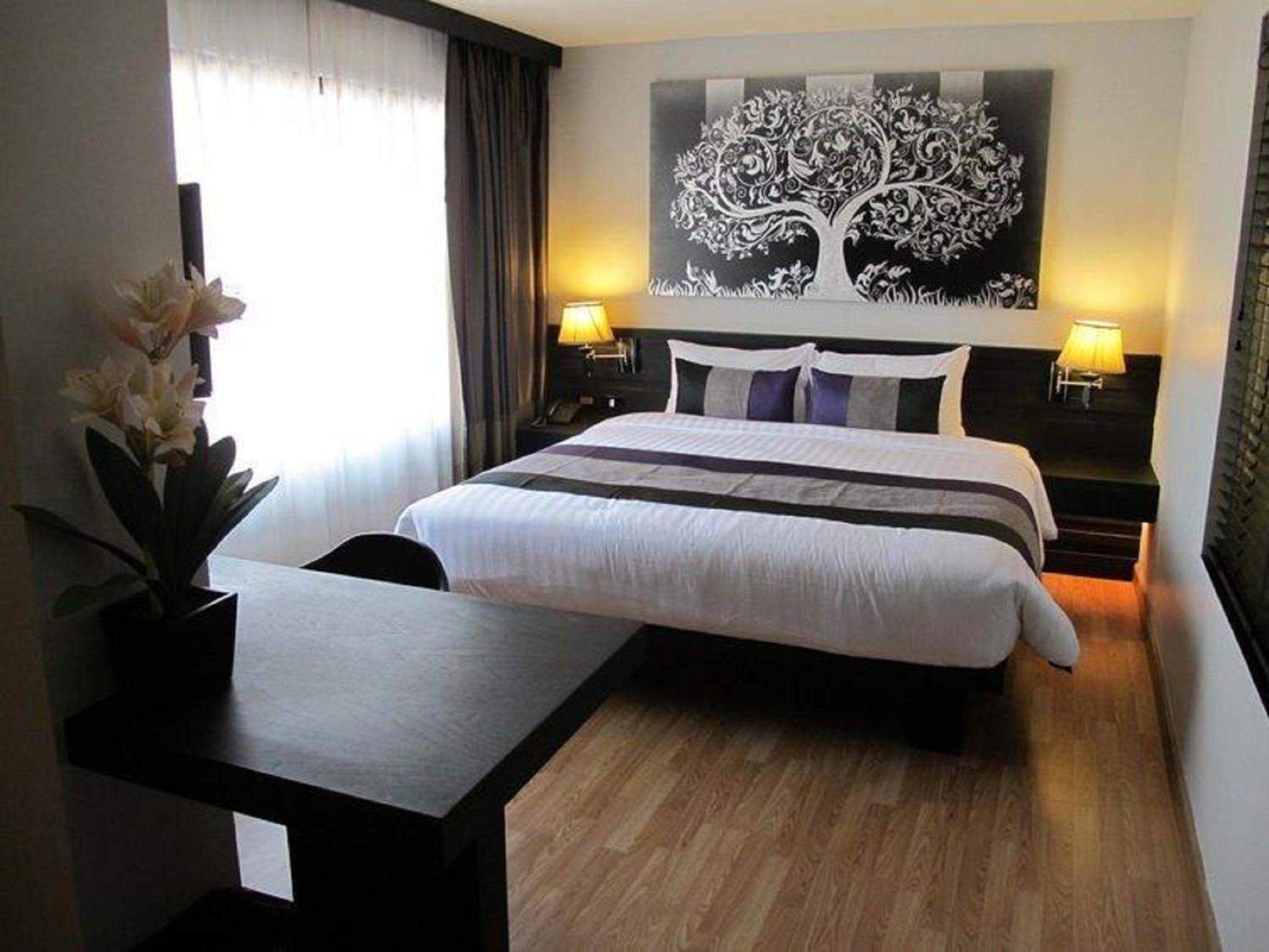 Diplomat, Queen Bed