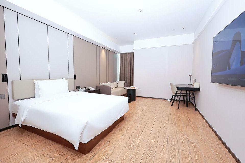 Elegant, Queen Bed