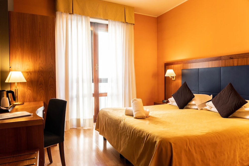 ROOM, DOUBLE OR TWIN BED