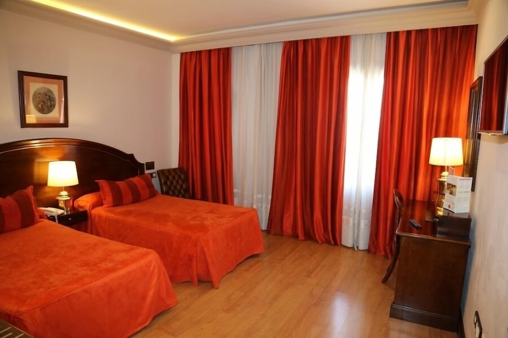 ROOM, DOUBLE BED