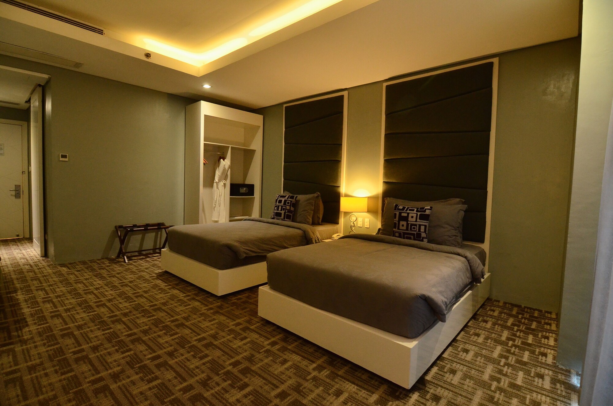 Deluxe, Twin Beds, Hill Side