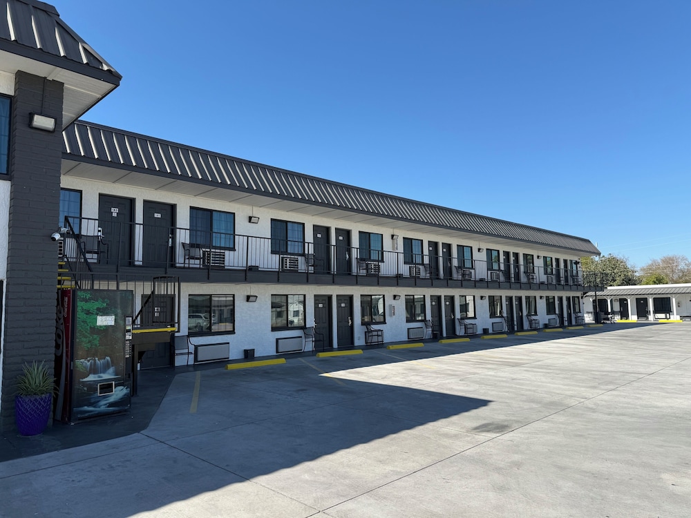 Rawls Motel Near Phoenix Airport 35/50