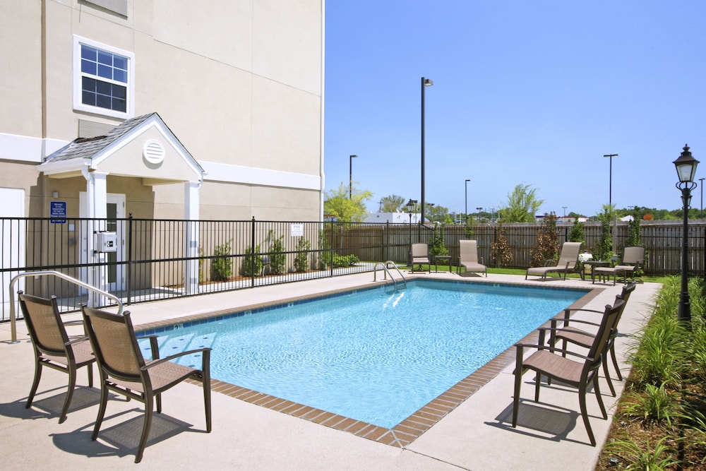 Microtel Inn And Suites Baton Rouge Airport 13/27