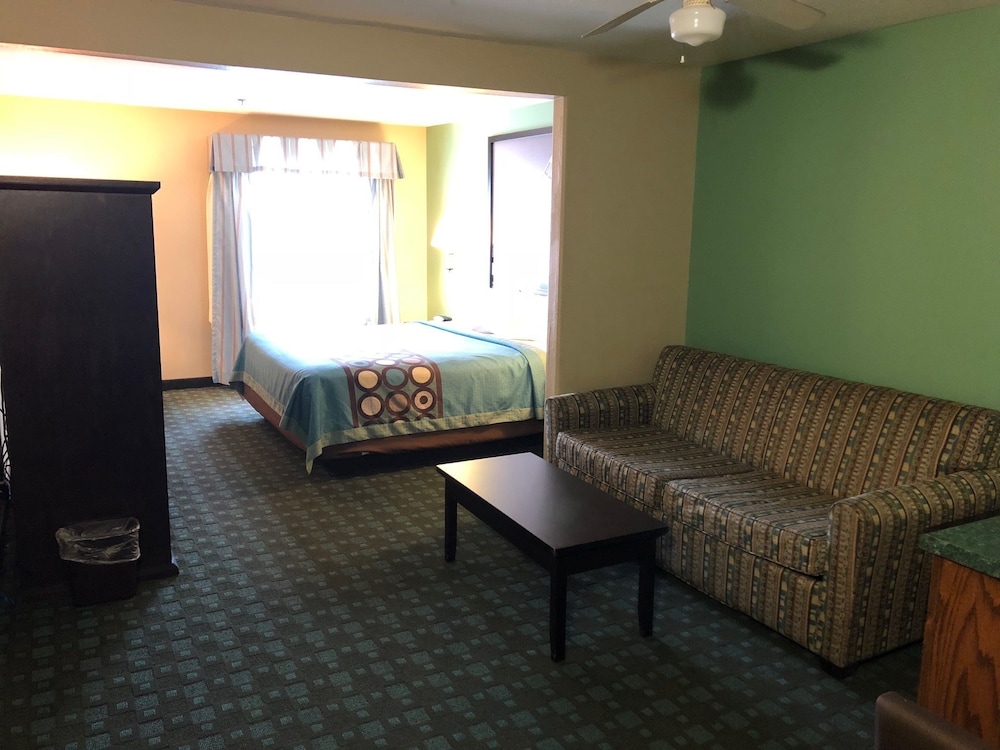 Super 8 By Wyndham Lake Charles Sulphur 40/56