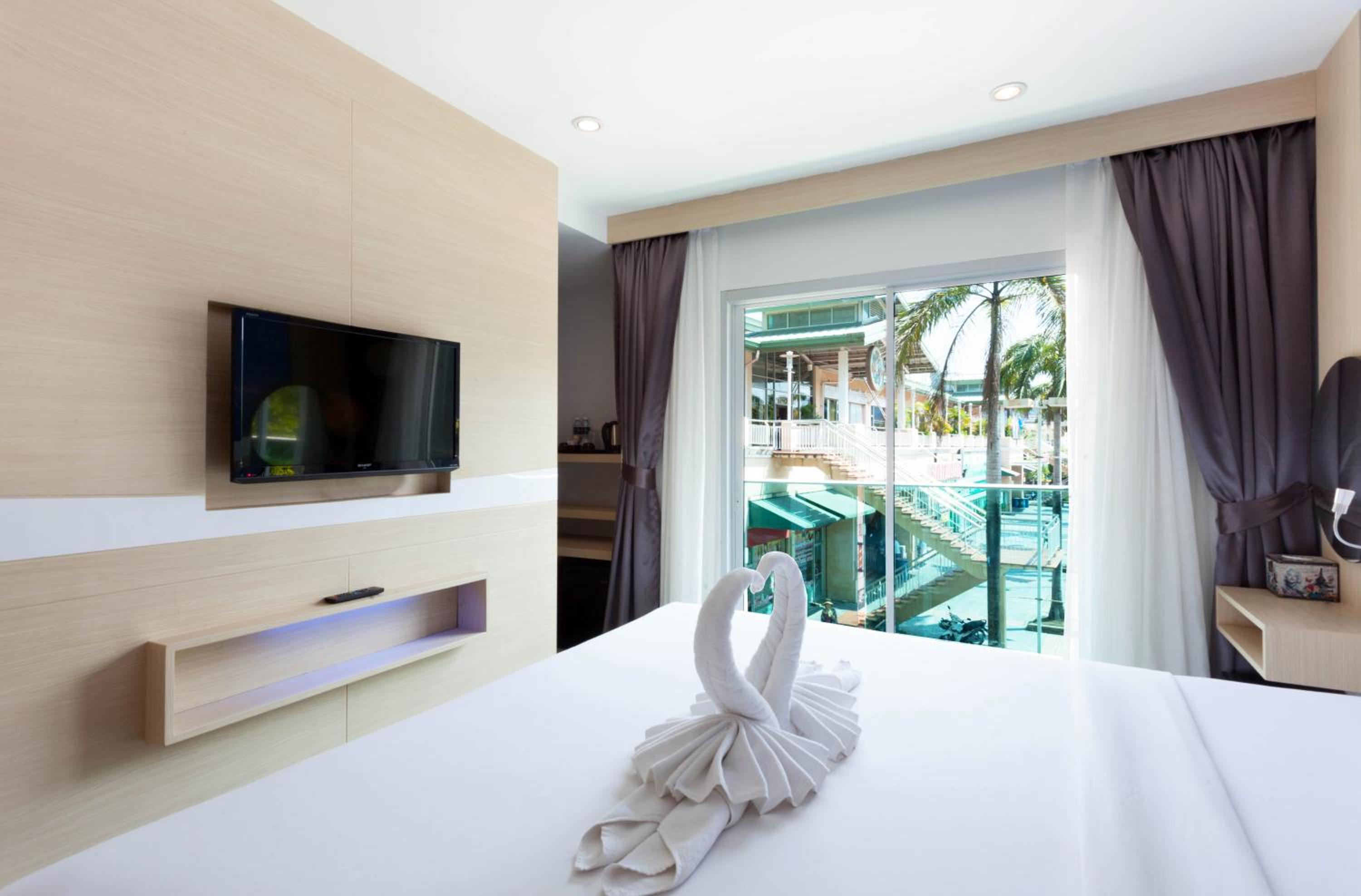 DELUXE, DOUBLE BED