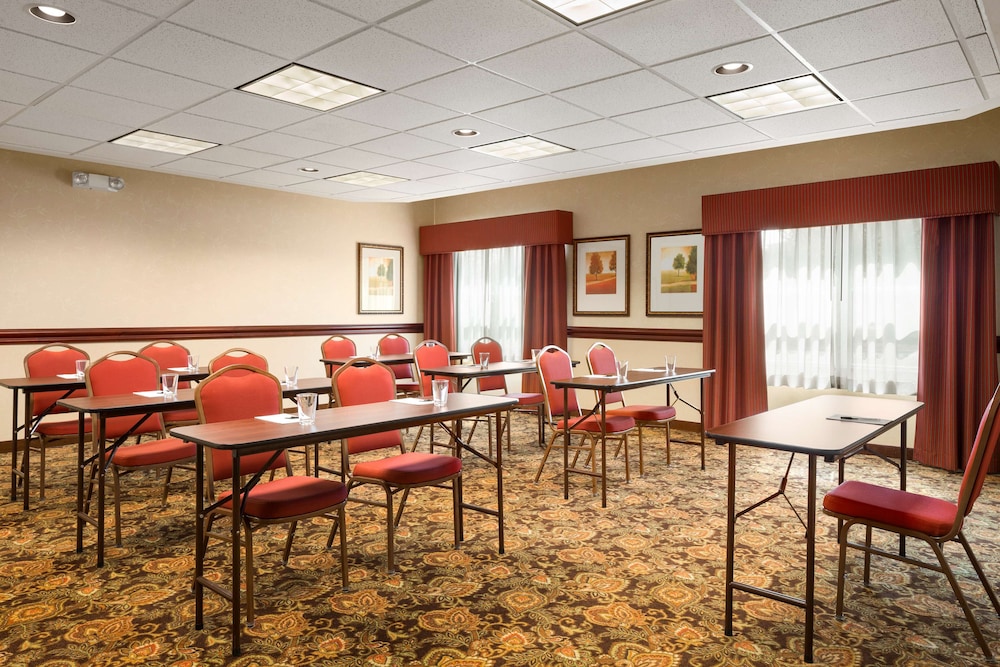 Country Inn & Suites by Radisson, Rossford - Toledo South 25/28