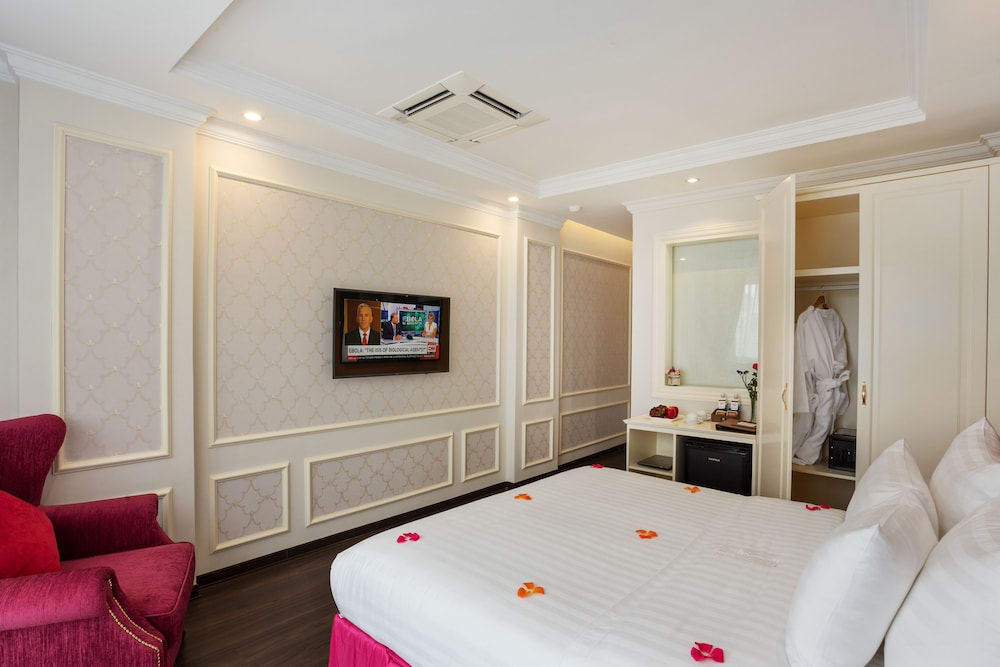 Luxury Old Quarter 24/68