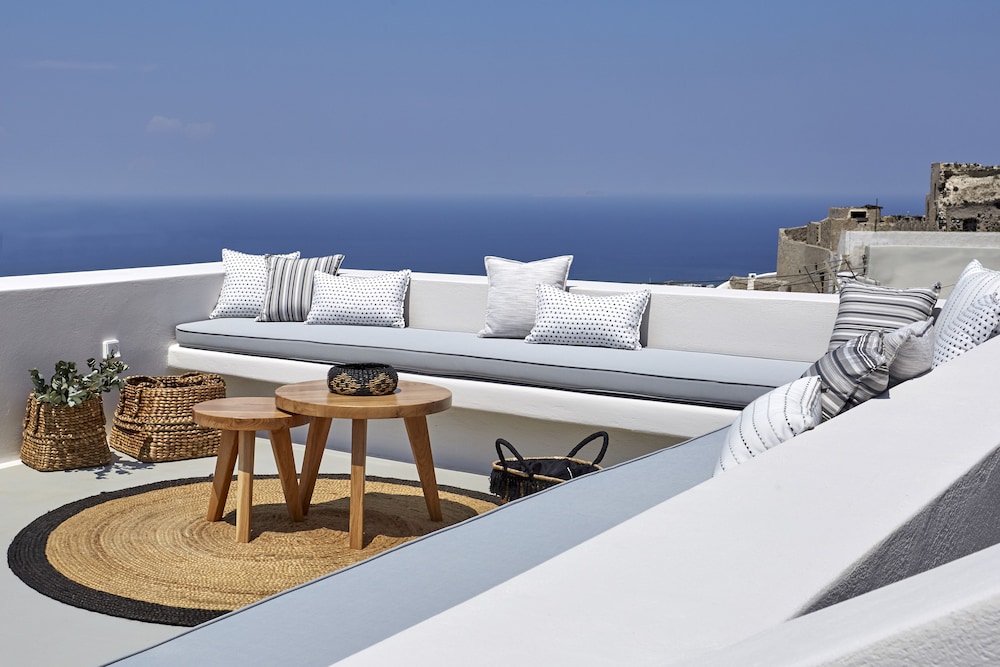 White And Co. La Torre Suites 33/50