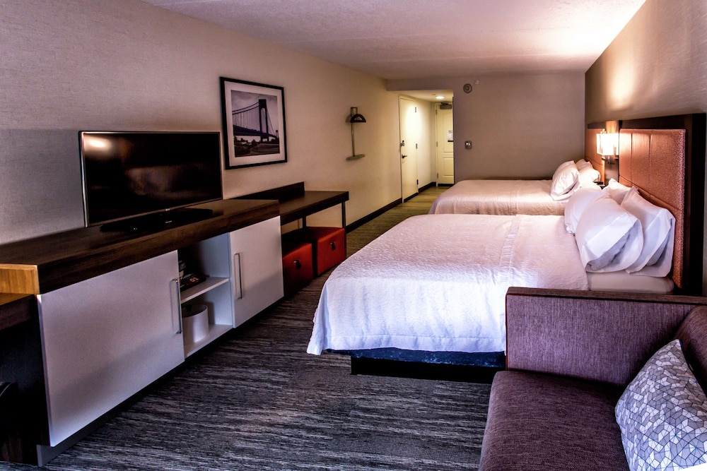 Hampton Inn And Suites Staten Island 14/41