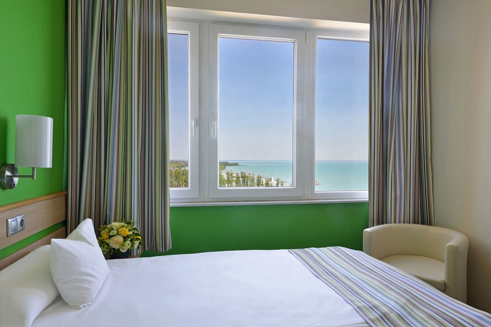 Marina Hotel 13/65