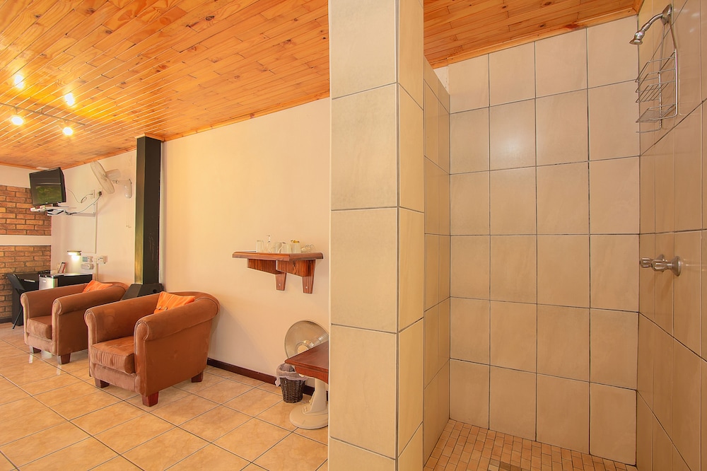 Airport Game Lodge 38/81