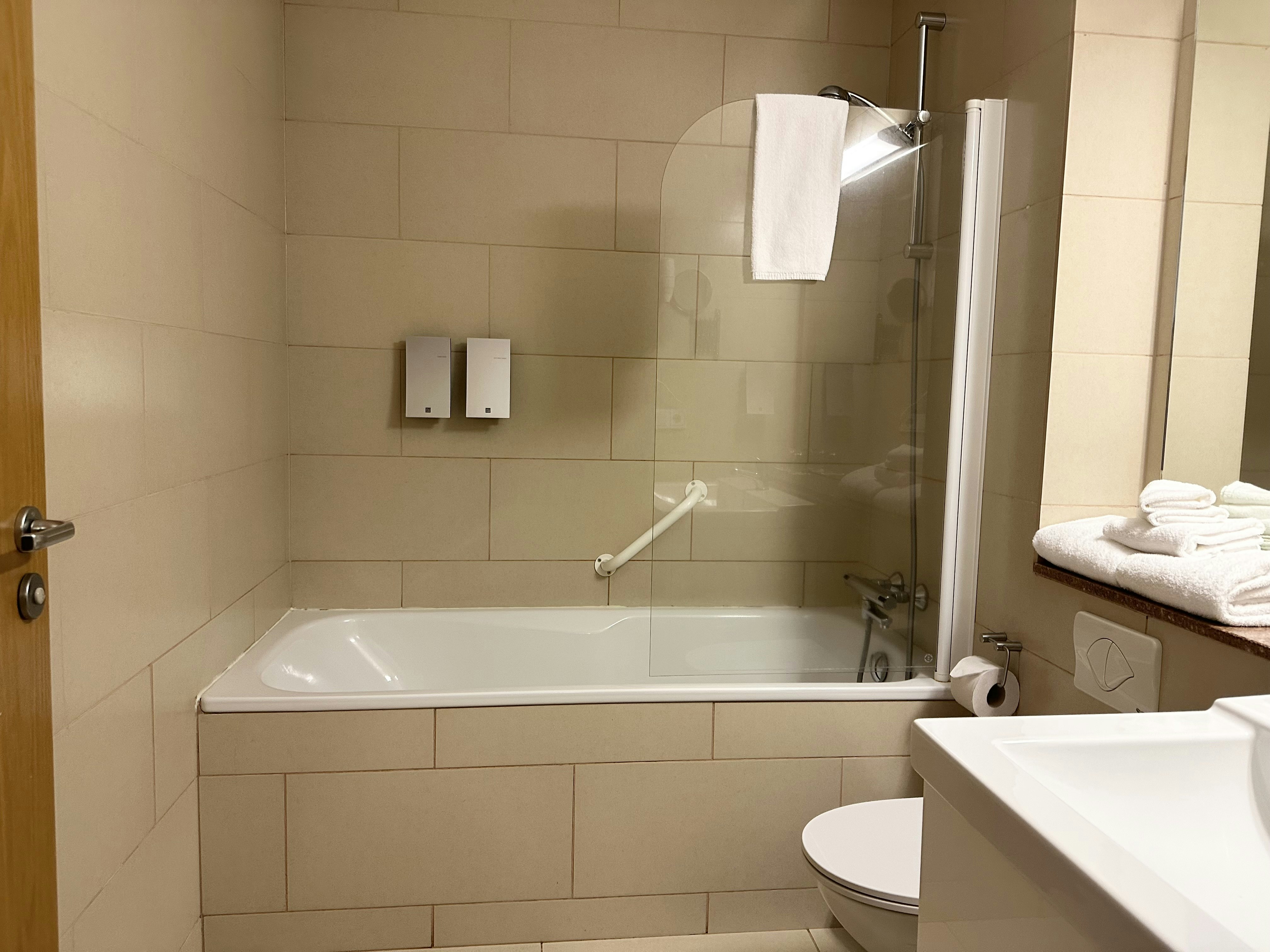 غرفة قياسية ثلاثية بحوض استحمام، Hotel Laki 4/5
