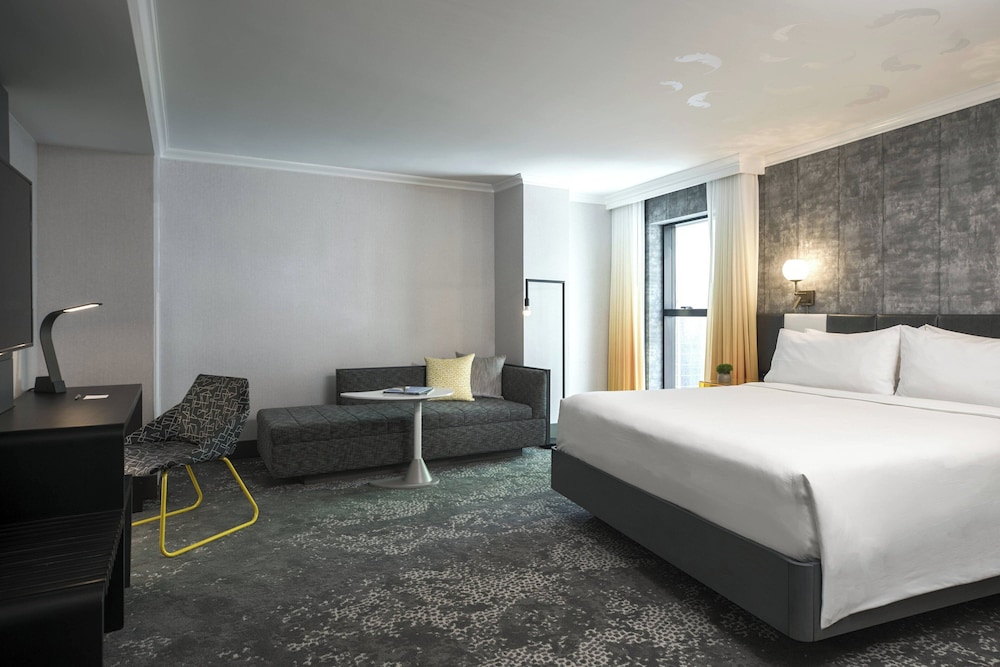 Room, King Bed, Broadway View, Corner