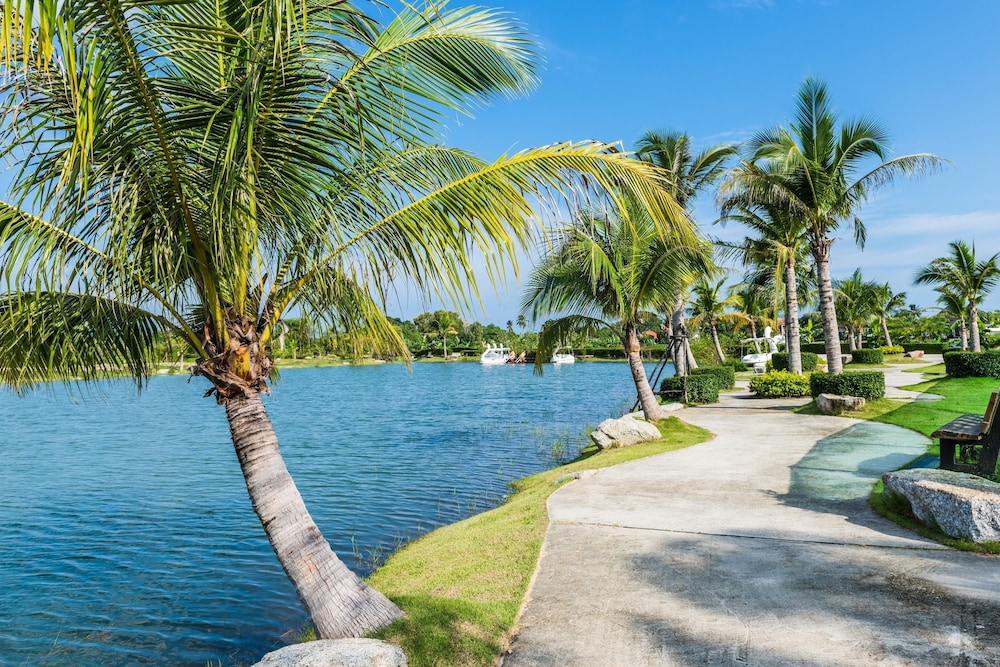 Chalong Miracle Lakeview Resort & Spa 89/100