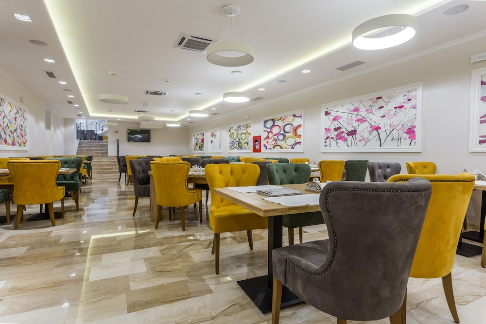 Royal Inn Hotel 35/37