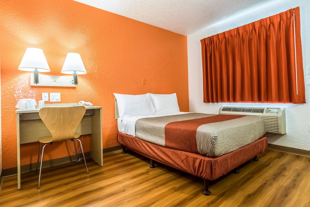 Motel6 Anaheim, CA - Fullerton East 33/59