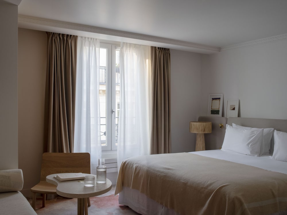 DELUXE, DOUBLE OR TWIN BED