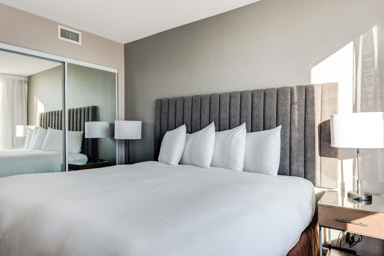 جناح بسرير كينج وسريرين منفصلين بغرفتي نوم، Carmana Hotel and Suites 2/3