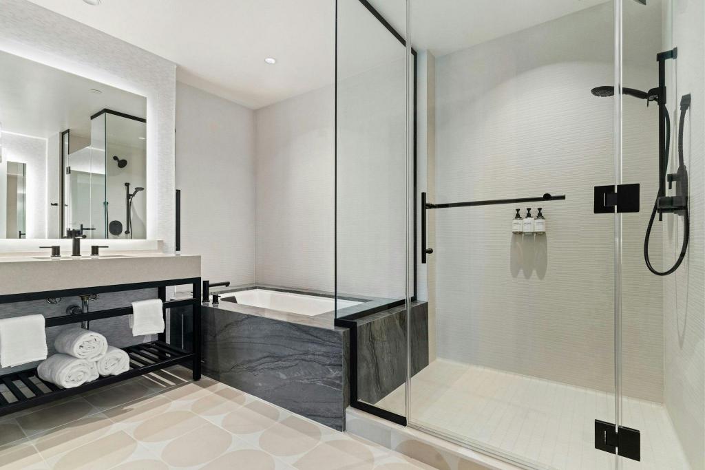 1 Bedroom, Luxury, Suite, King Bed, Bay View, Sofa, Balcony، Gaylord Pacific Resort & Convention Center 3/3