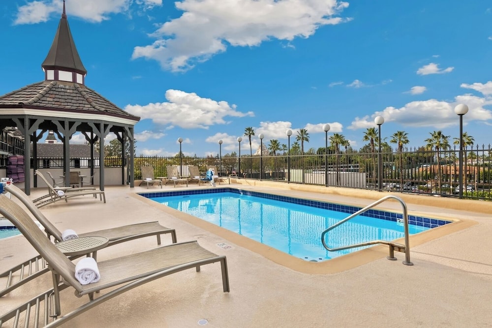 Camelot Inn And Suites 56/62