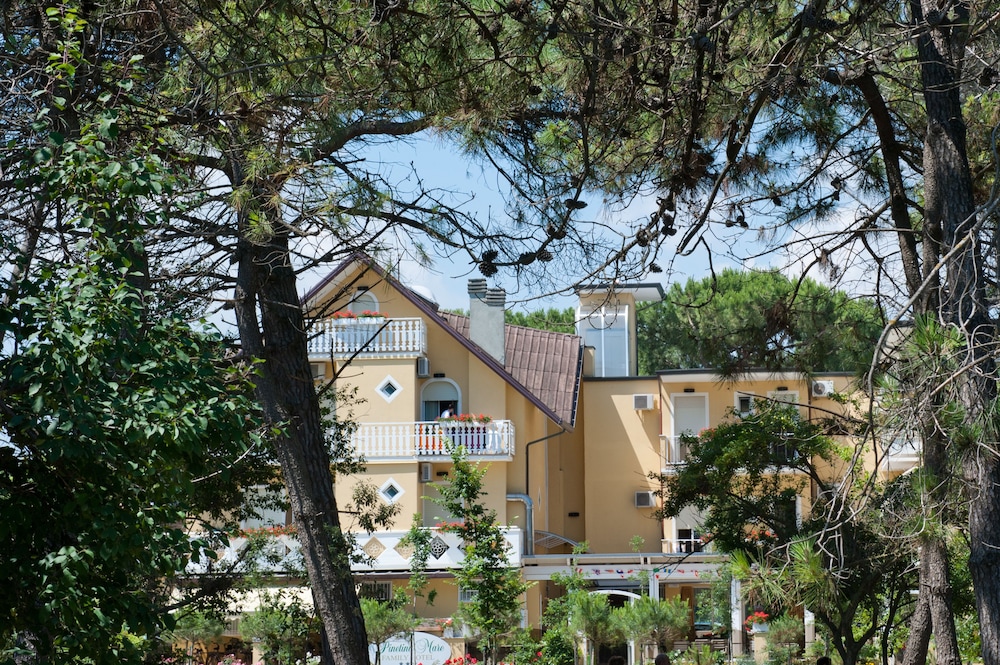 Family Hotel Pinetina Mare photo1