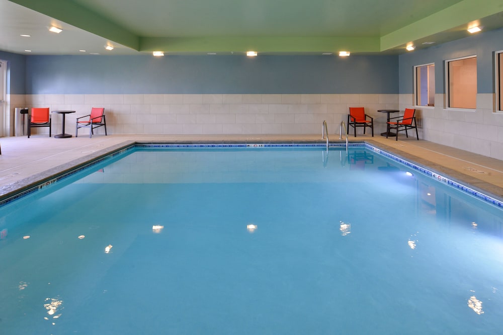 Holiday Inn Express and Suites - Mall of America - MSP Airport 34/68