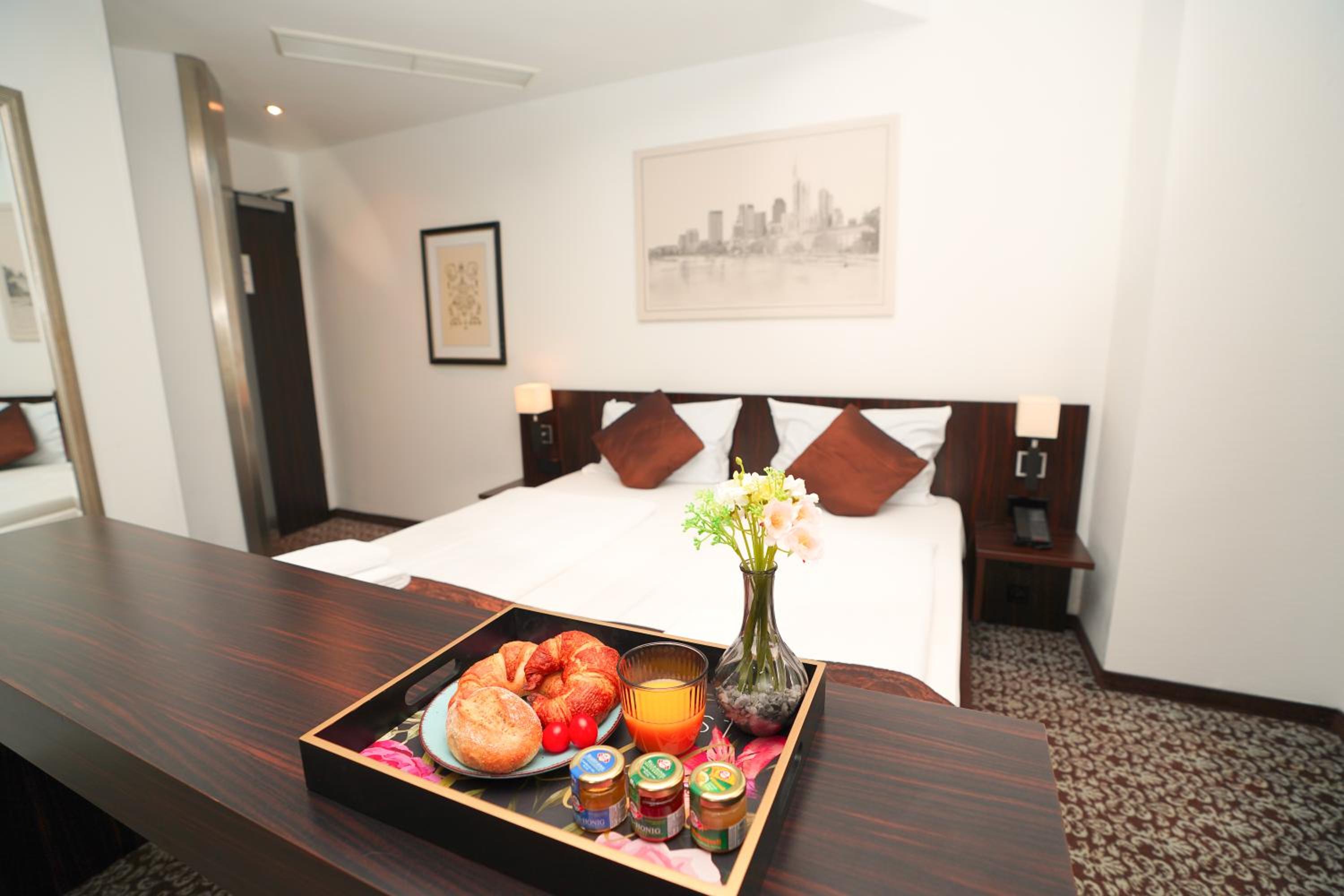 Room, Triple, City View
