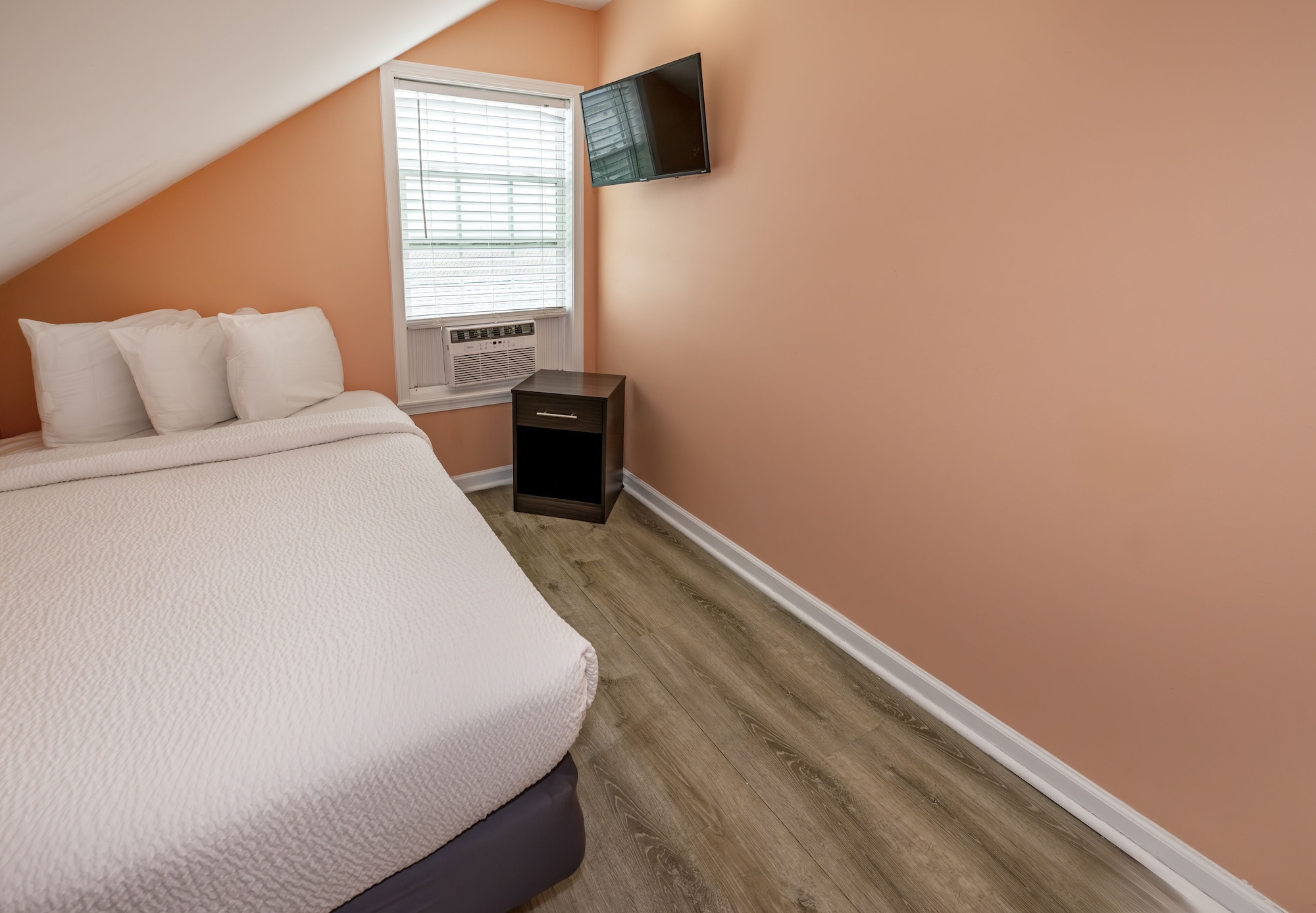 3 BEDROOMS, SUITE, 2 DOUBLE BEDS, KING BED