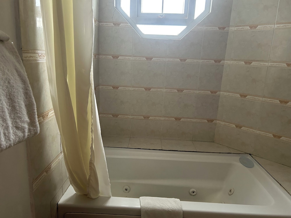 Waters Edge Guest House 37/38