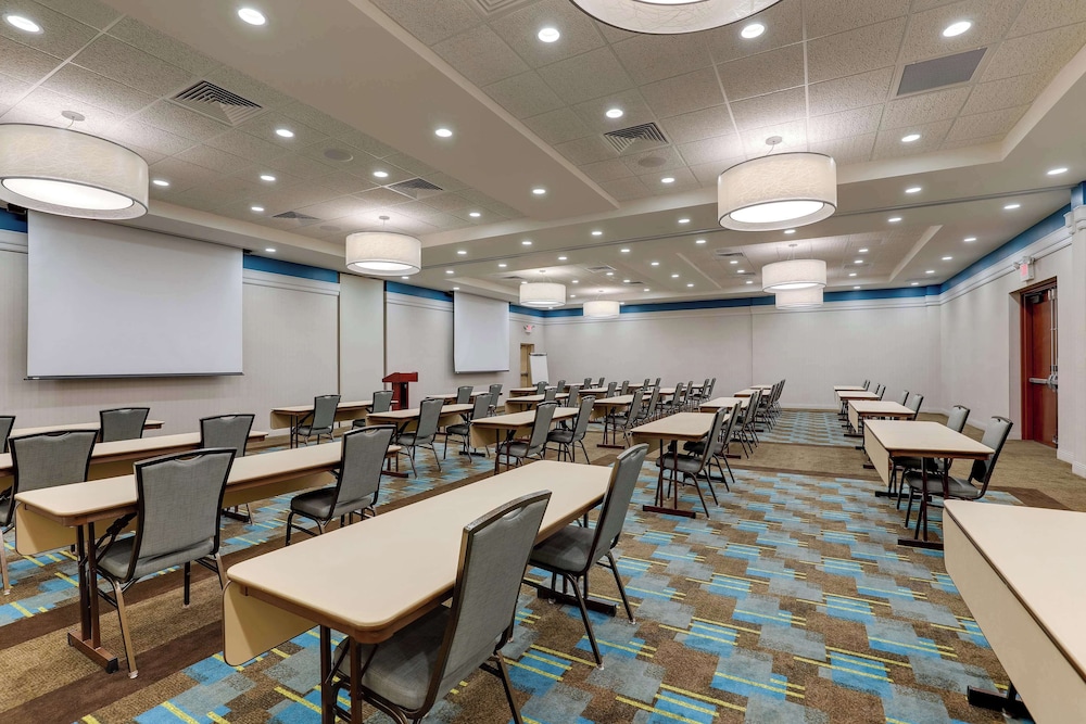 Drury Inn and Suites Phoenix Chandler Fashion Center 40/50