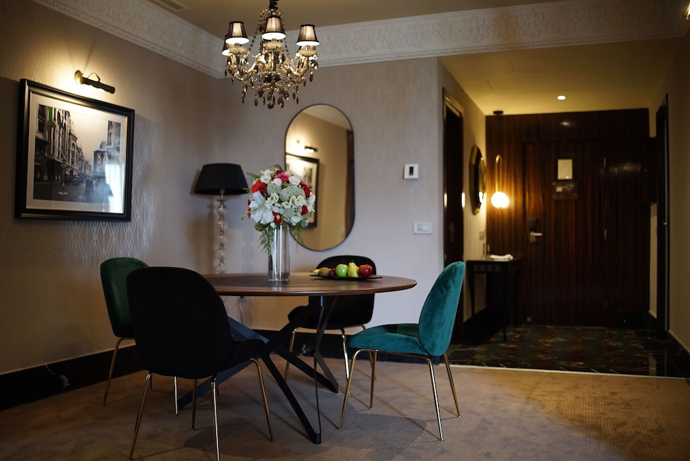 LE CASABLANCA HOTEL 60/61