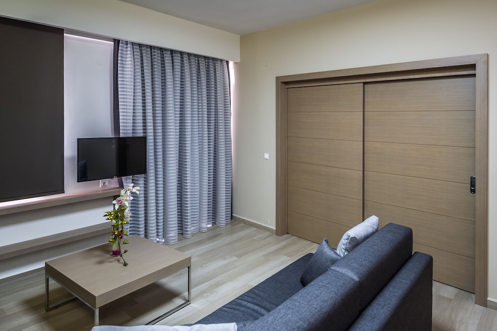 Renieris Hotel 33/75