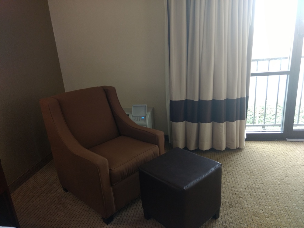 Comfort Inn and Suites Near Danville Mall 21/31