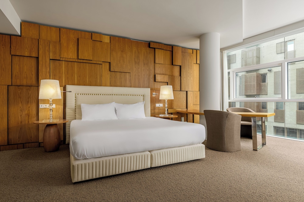 SUITE, KING BED