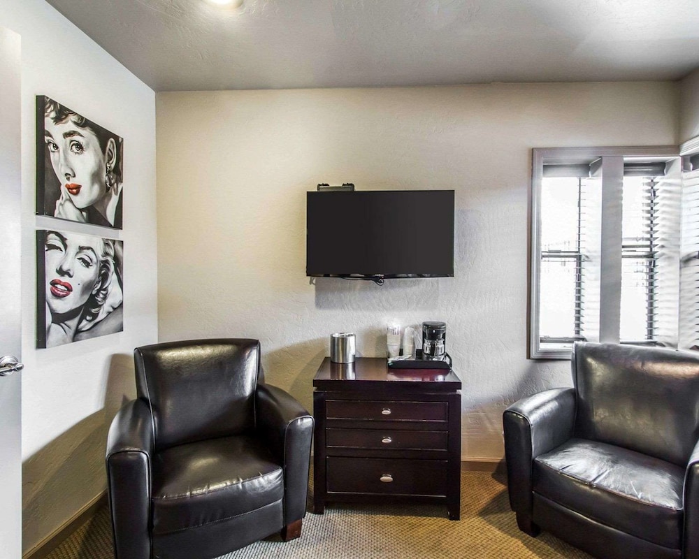 Rodeway Inn and Suites Downtowner Rte 66 28/39
