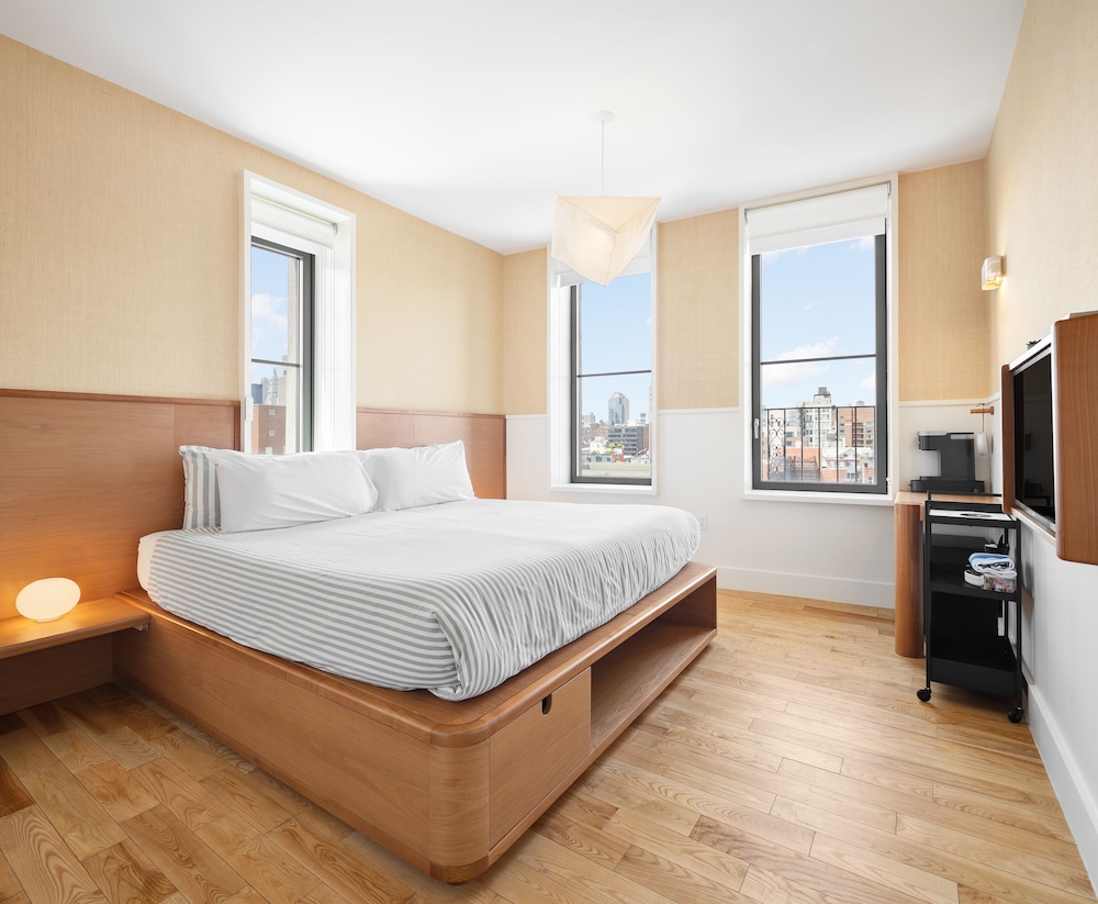 Freeman, King Bed, Large, Accessible