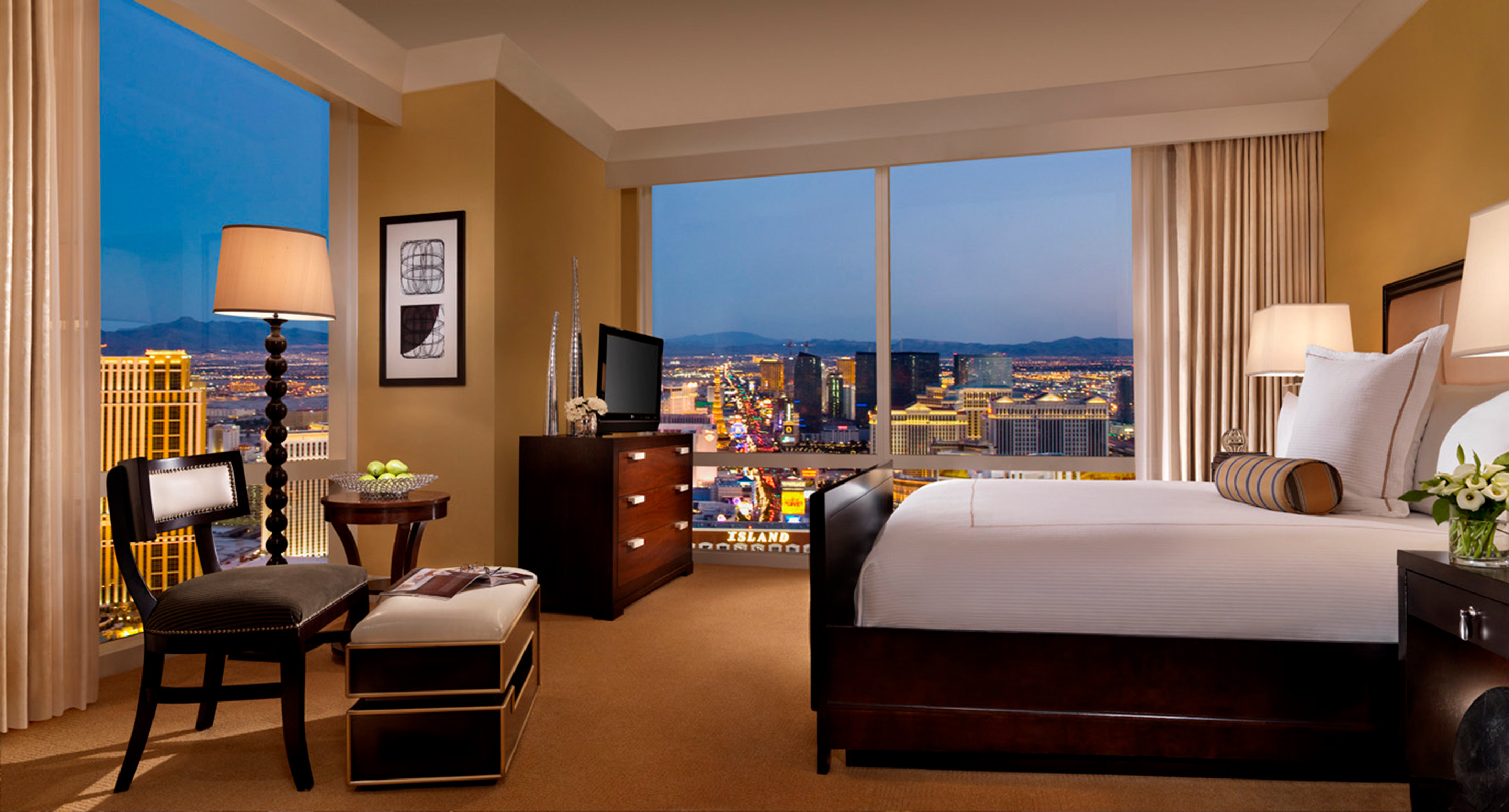 1 BEDROOM, SUITE, CORNER