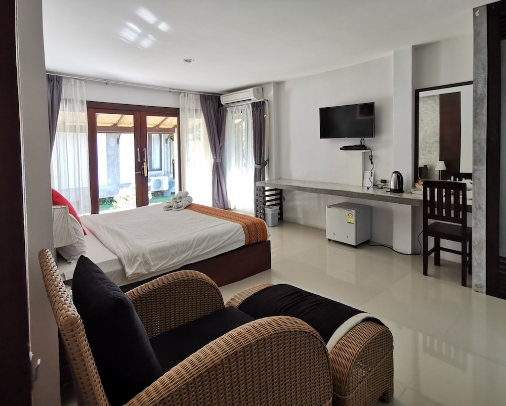 Nana Beach Hotel 62/80