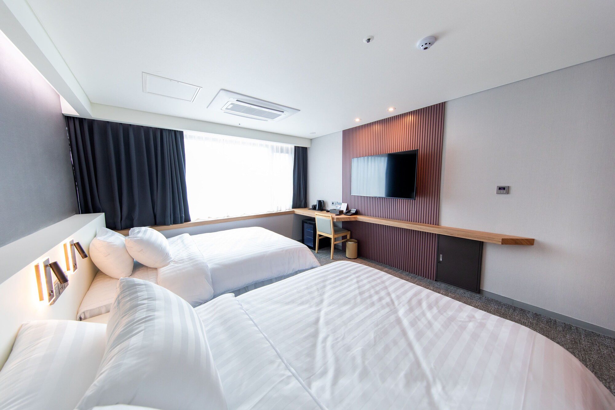 DELUXE, TWIN BEDS