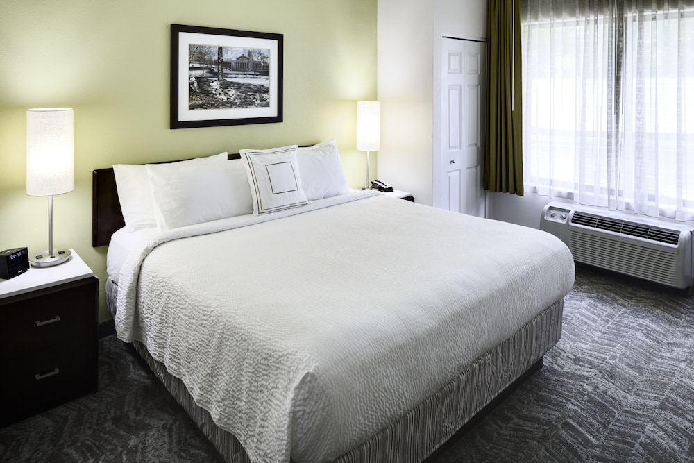 Suite, King Bed, Sofa, Accessible