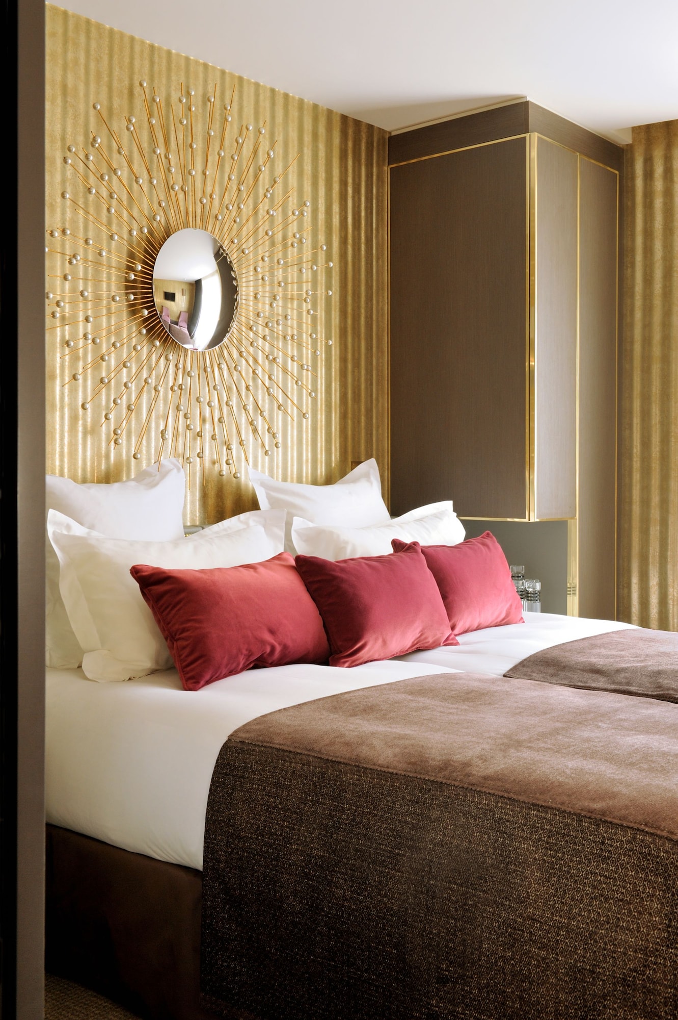 Unique, Queen Bed