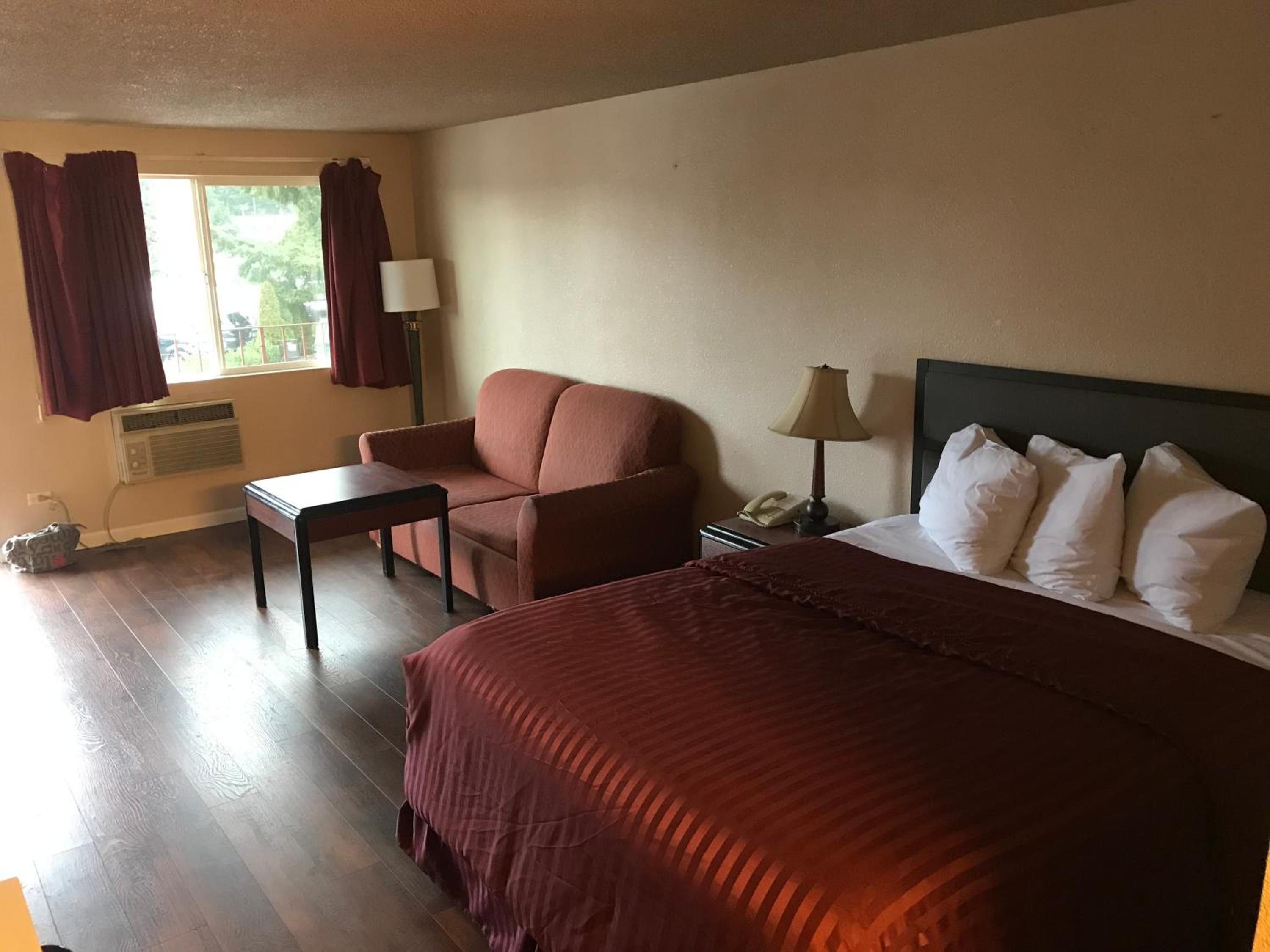 غرفة بسرير كوين، Smokey Point Motor Inn 3/10
