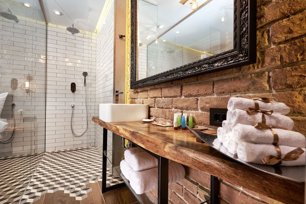 One Luxury Suites 68/72