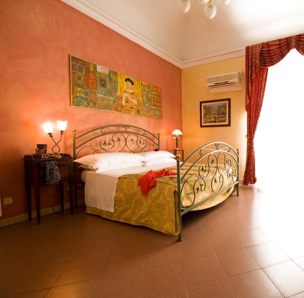 Joli Hotel 13/50