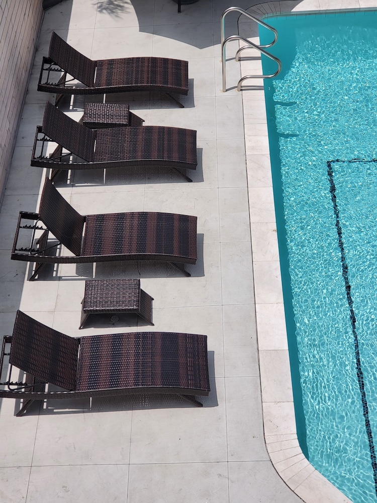 Dusk Hotel Hollywood 4/33