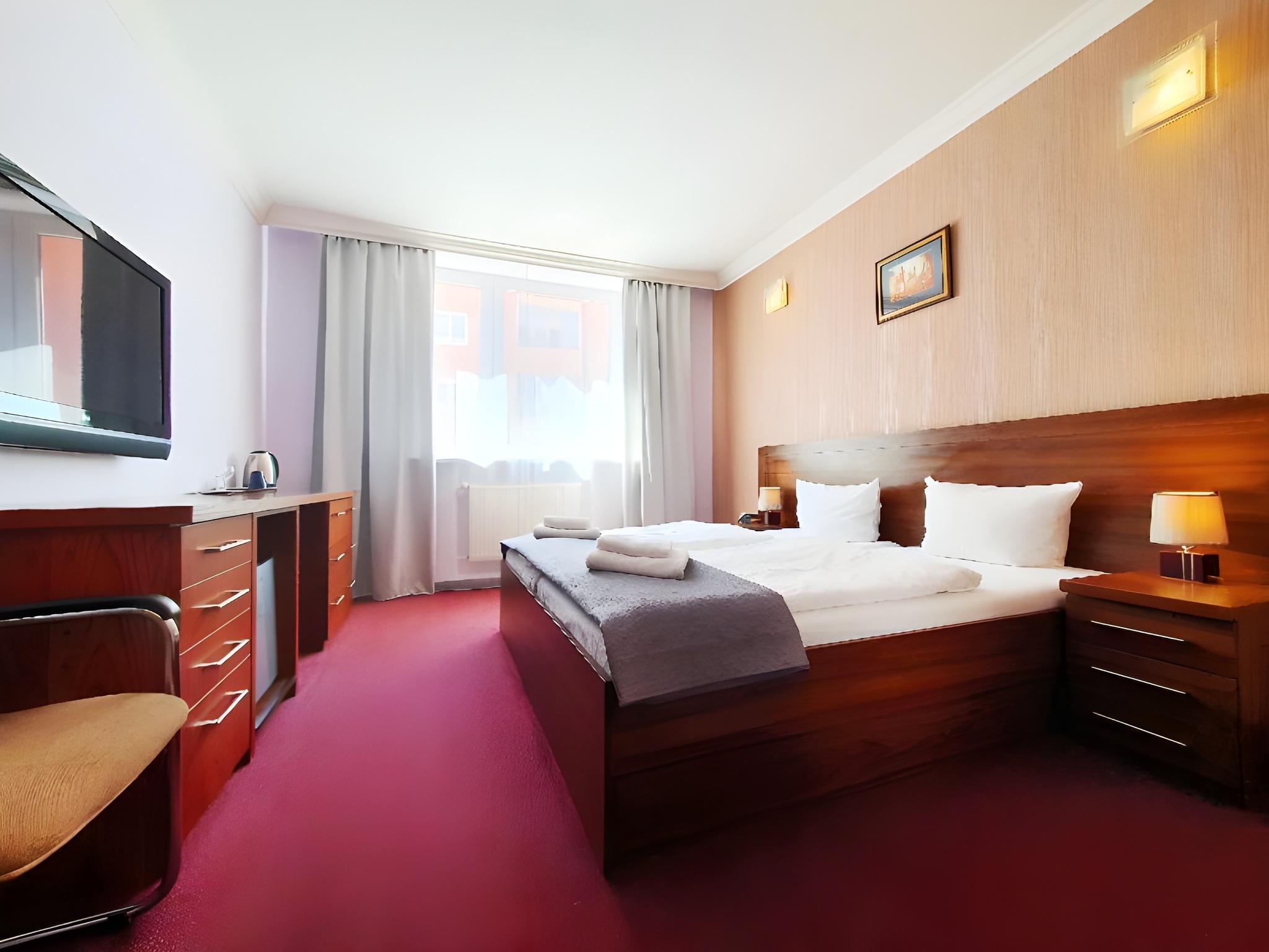 Room, King Bed, Pool Access