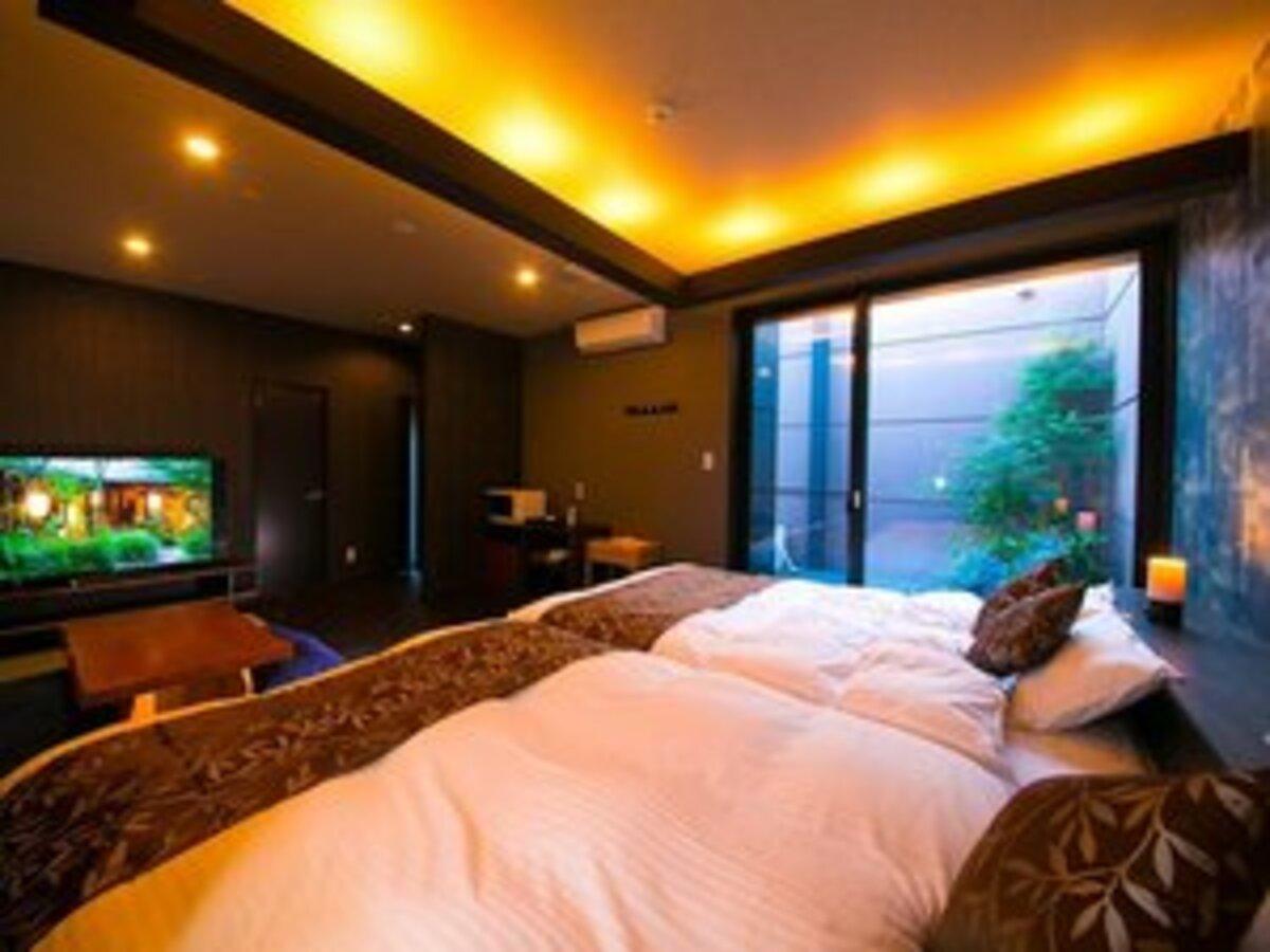 Japanese Western, 2 Queen Beds, Outdoor Jetted Tub